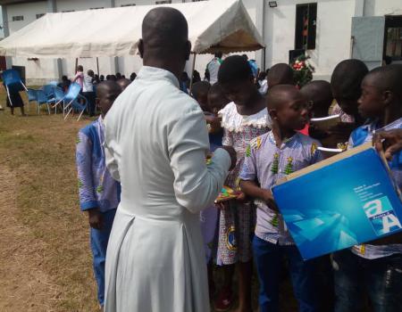 29 Dec 2019 Partage De Cadeaux A La Commission Enfance De La Paroisse Saint Michel Archange De Dzeudji Archidiocese D Abidjan