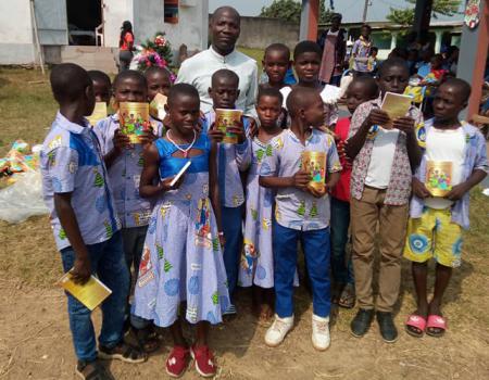 29 Decembre 2019 Partage De Cadeaux A La Commission Enfance De La Paroisse Saint Michel Archange De Dzeudji Archidiocese Abidjan 2